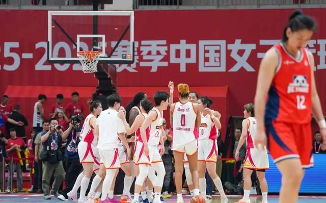 爱游戏官方入口-抢5定冠军！女篮霸主危险了，山东双子星哑火，篮协主席白跑一趟